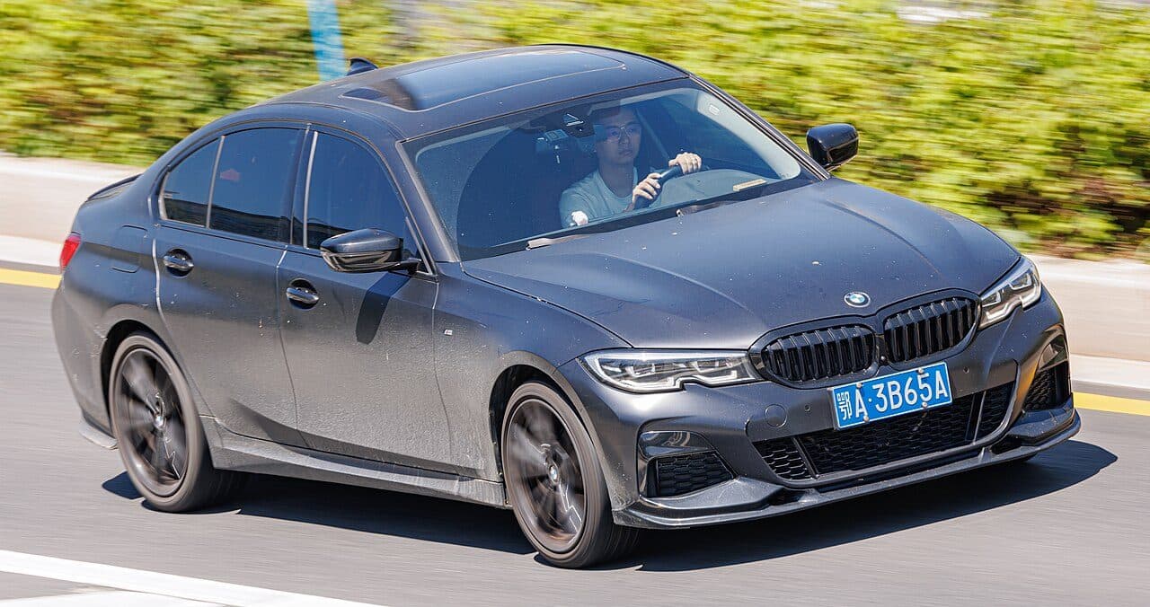 2021 BMW 118i — photo 3 of 3